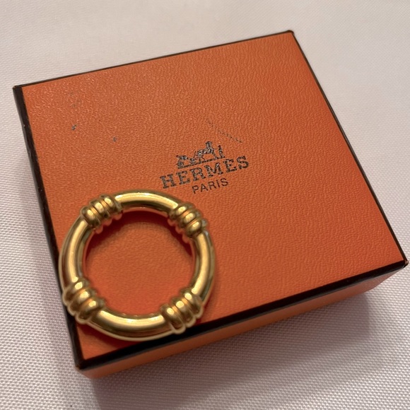 HERMÈS Bouet Gold Plated Women's Scarf Ring Like New (box not included) - Picture 8 of 10